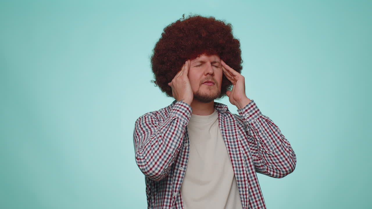 hombre frotando las sienes para curar el problema del dolor de cabeza, sufriendo de tensión y migaine, estrés, dolor
