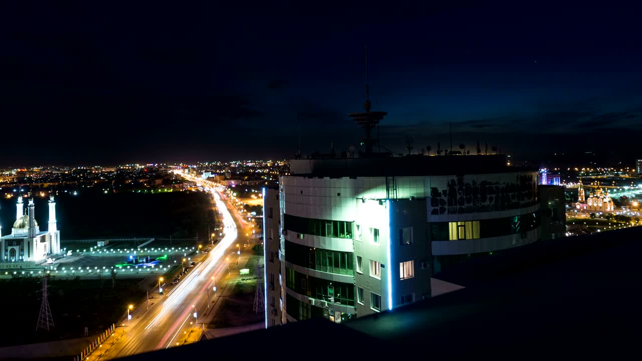 aktobe, región de aktobe, kazajstán. ciudad de la noche. timelapse.