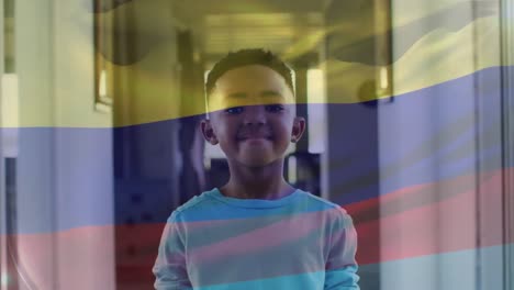 animación de la bandera de colombia sobre un niño afroamericano