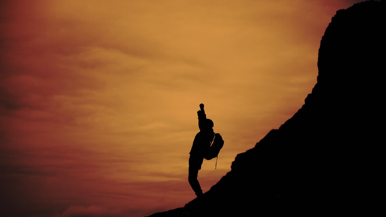 Silhouette di un escursionista con uno zaino al tramonto