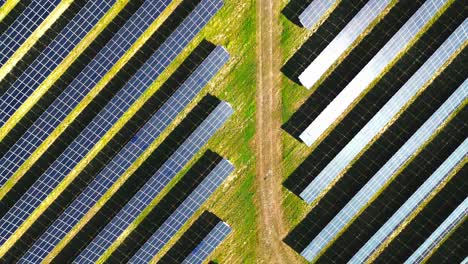 Luftflug-über-Solarpark-Im-Sommer,-4k