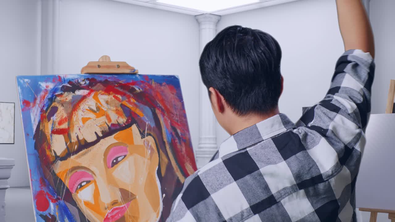 아티스트가 스튜디오에서 초상화를 그리고 있습니다.