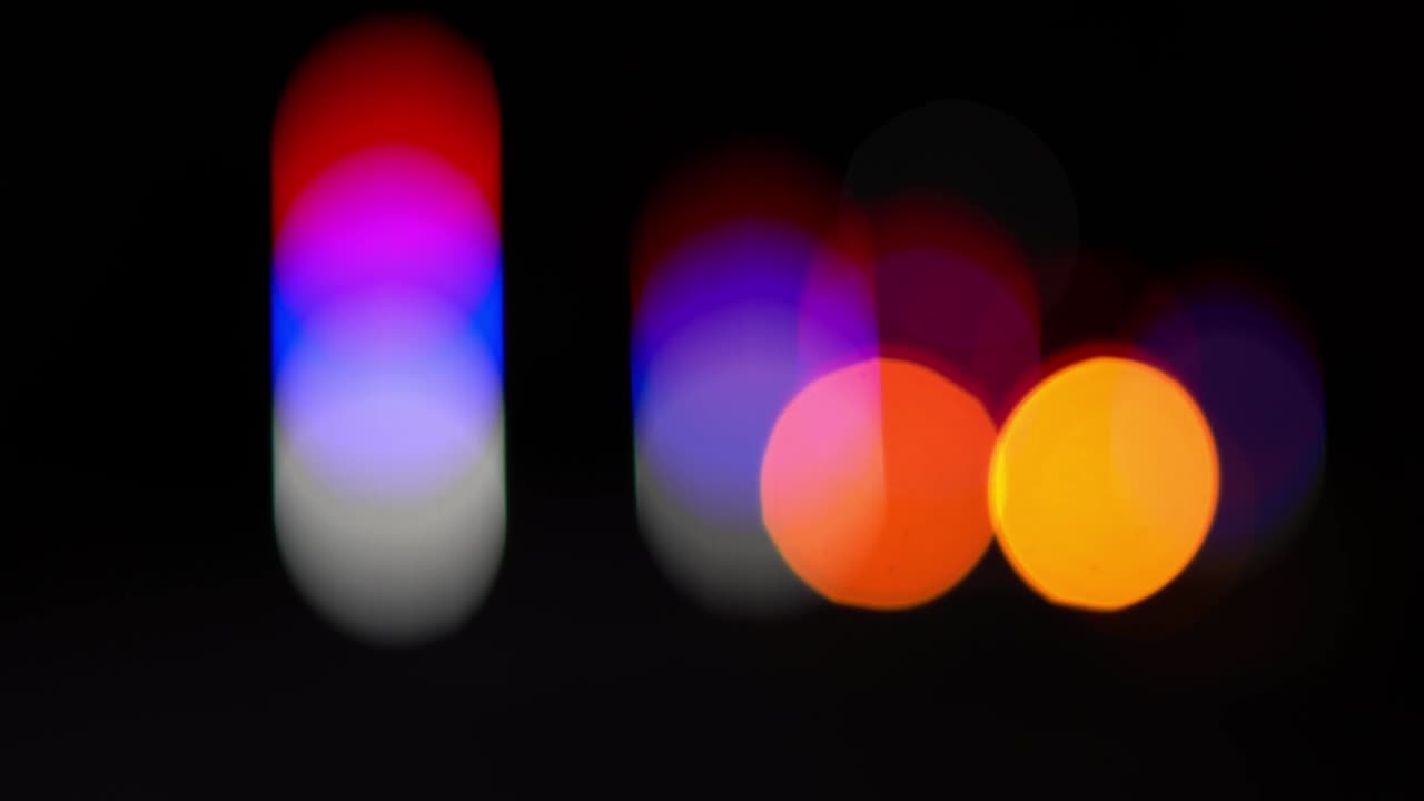 borrón de coche de luz bokeh y luces calle en carretera en la ciudad, fondo abstracto en la noche. año nuevo o concepto de festival de navidad.