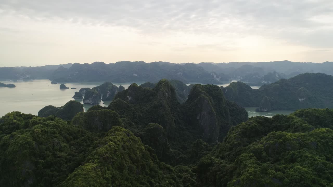 muestra videos de la bahía de halong en vietnam