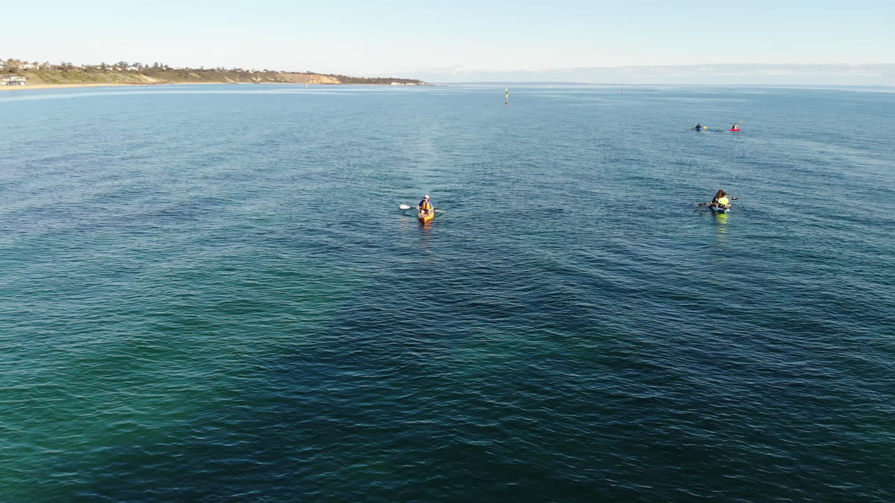 vuelo aéreo sobre kayakistas disfrutando del agua en sandringham, melbourne, australia