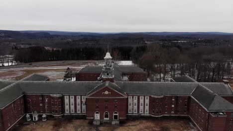 un dron pasó volando junto a una gran cúpula en descomposición en el asilo abandonado del hospital fairfield hills en newtown, connecticut