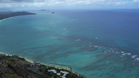 Luftaufnahme-Von-Wellen,-Die-An-Die-Küste-Hawaiis-Krachen