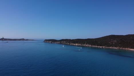 Vista-De-Drones-Del-Mar-Tranquilo-Y-Silencioso-Con-Yates-Y-Barcos-Navegando-En-Italia-Durante-Un-Día-Brillante-Con-Un-Cielo-Azul-Claro