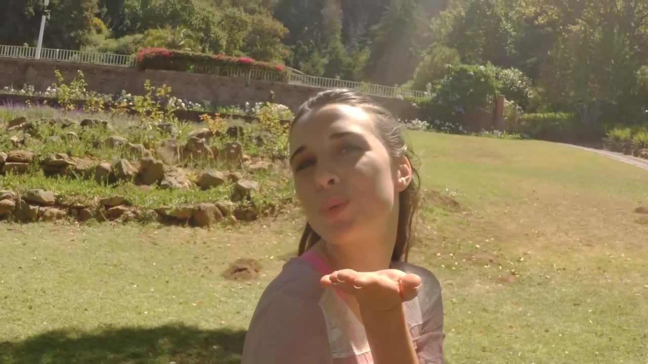 공원에서  ⁇ 고 있는 예쁜 소녀