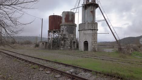 Vista-De-Una-Estación-De-Tren-Abandonada,-Peloponeso,-Grecia---Inclinada-Hacia-Arriba