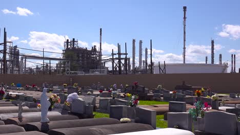 un cementerio o cementerio en louisiana existe junto a una enorme planta petroquímica 10