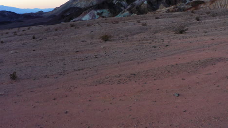drone aéreo revela la paleta del artista a lo largo de la unidad del artista en el valle de la muerte, california
