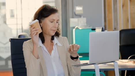 Businesswoman-having-laptop-while-using-laptop-4k