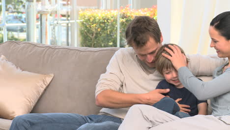 la familia hablando juntos en un sofá