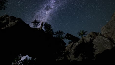 la galaxia de la vía láctea sobre las paredes del cañón de piedra arenisca