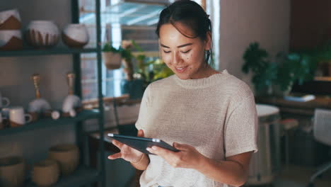 Zwei-Junge-Frauen-Nutzen-Ein-Digitales-Tablet