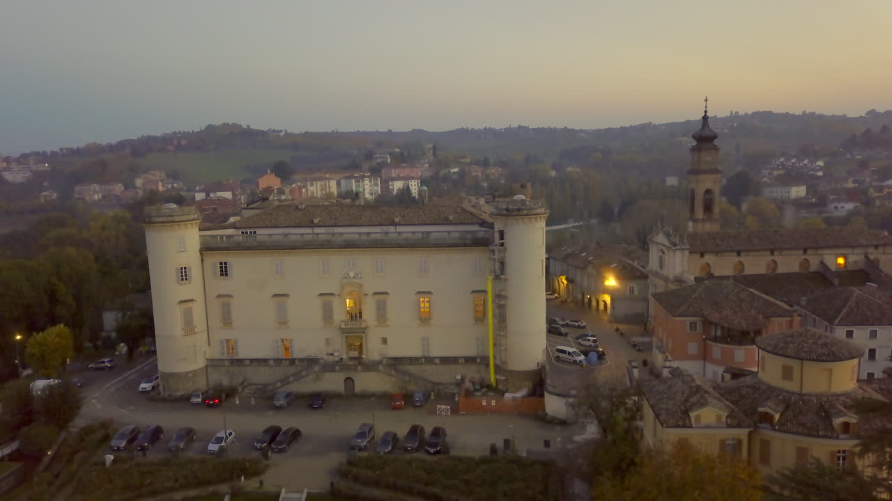 perspectiva aérea del castillo de costigliole d'asti por la noche, italia