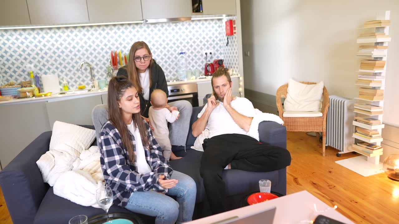 아기와 가족이 의견 불일치가 있습니다.