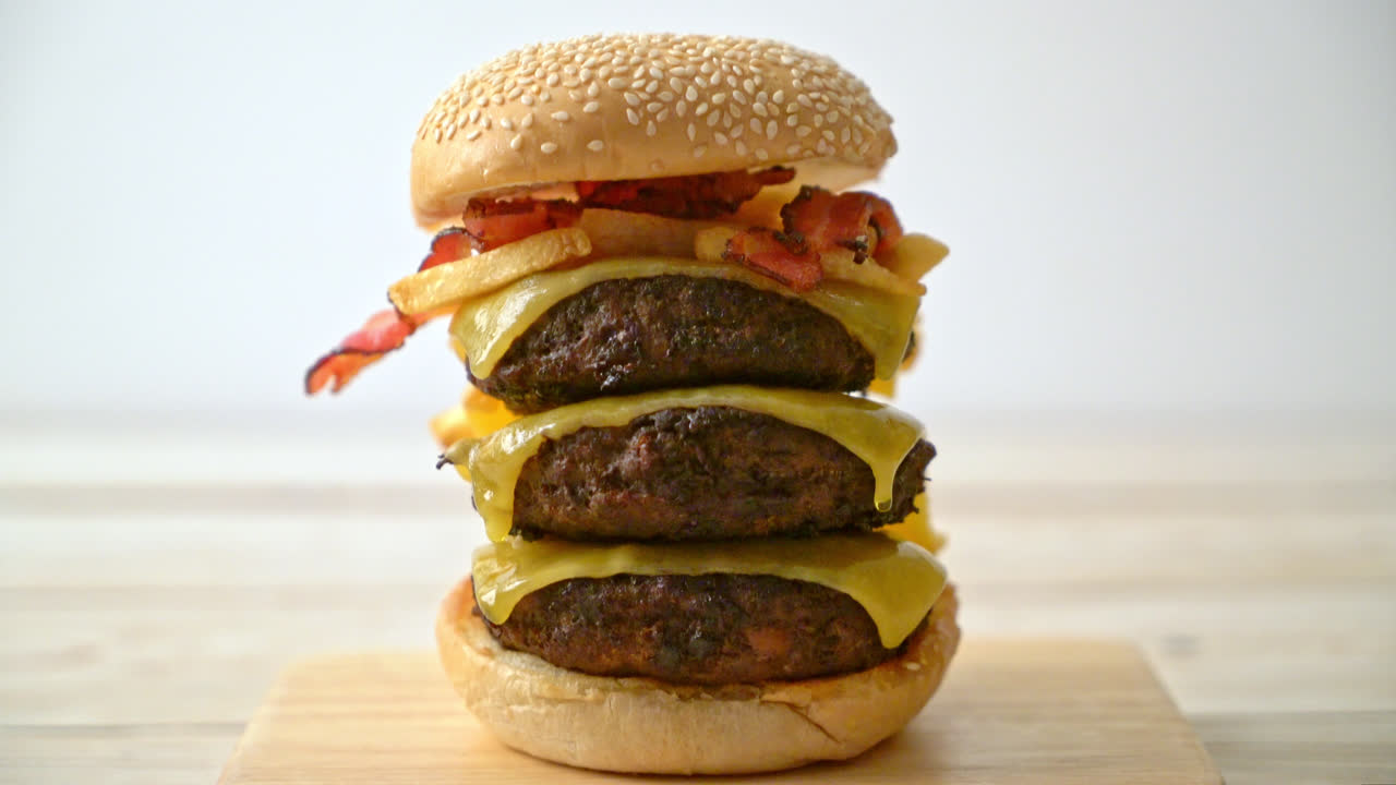 hamburguesas o hamburguesas de ternera con queso, tocino y papas fritas - estilo de comida poco saludable