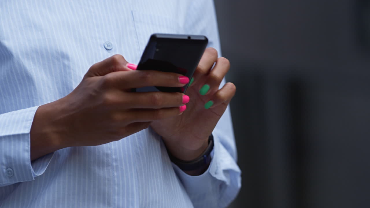 mujer con la mano sosteniendo el teléfono deslizando de cerca. joven usuario de la aplicación revisa mensajes