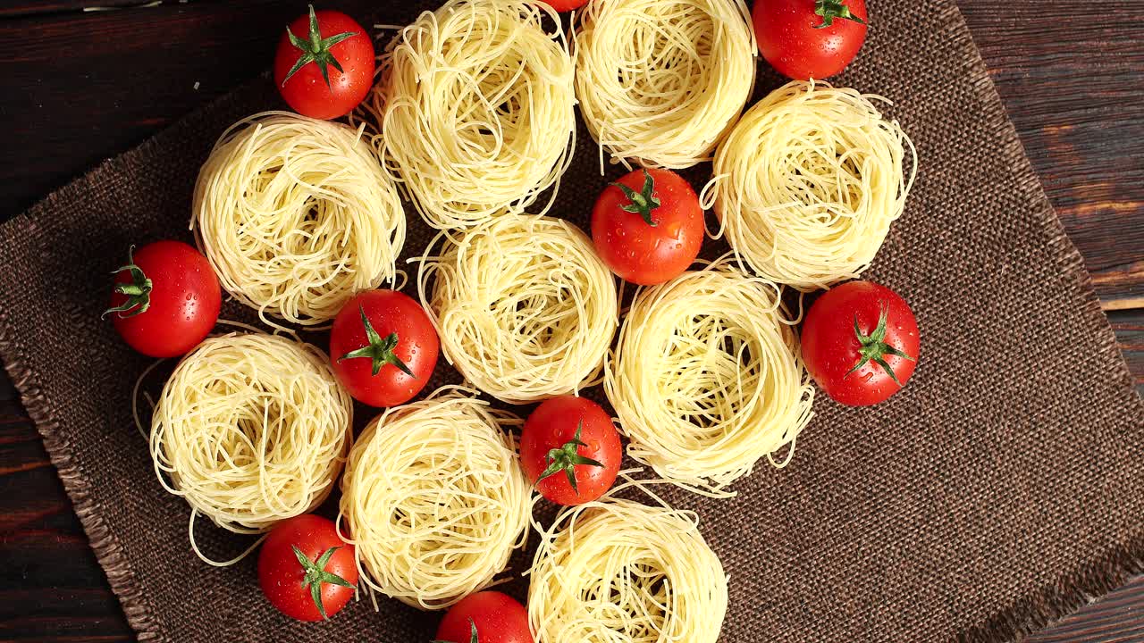 익히지 않은 파스타 송이와 토마토