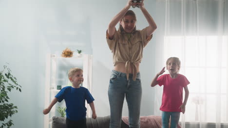 los niños pequeños miran a la madre preparando la caja de ahorros