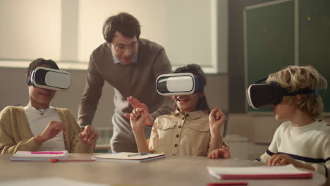 vr 안경을 입은 남성 교사와 학생들이 교실에서 사이버 공간을 배우고 있습니다.