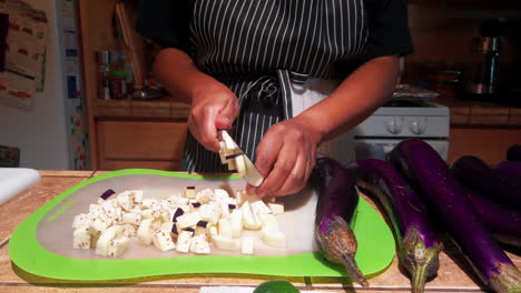 Una-Mujer-Cortando-Berenjenas-Para-Prepararse-Para-Una-Deliciosa-Sopa-De-Verduras---Cerrar