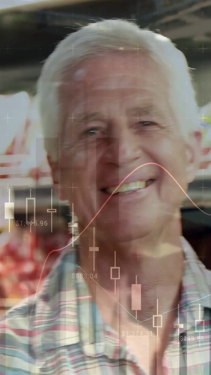 Video verticale: Uomo anziano che si gira verso la telecamera nel reparto frutta e verdura, scorrendo un overlay di grafico finanziario.
