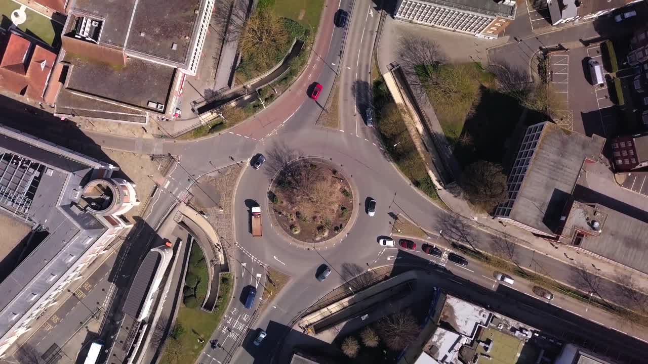 toma aérea, de arriba hacia abajo de una rotonda en canterbury, kent