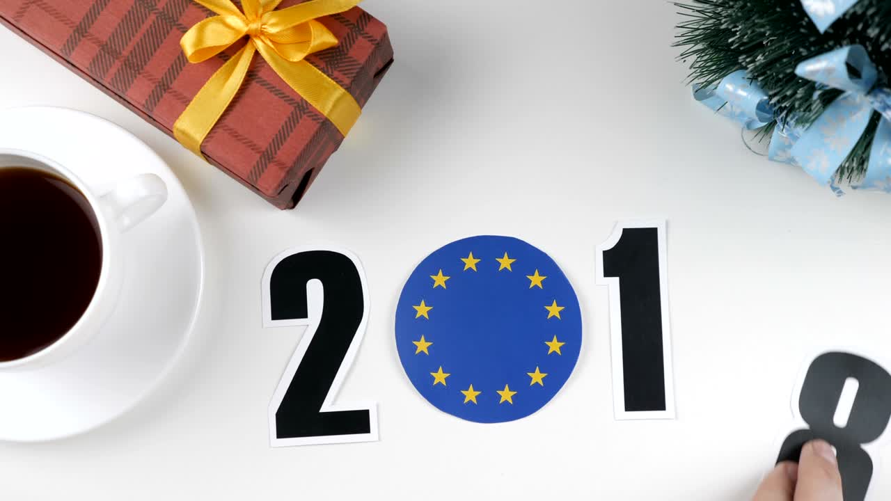 ilustración, año nuevo, mano masculina cambia el año de 2017 a 2018, bandera de la unión europea, pelota de campo.