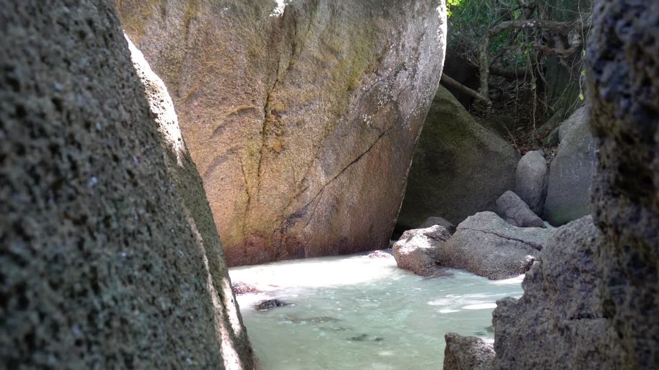 해변에 있는 돌로 된 복도에서 물이 흐른다.