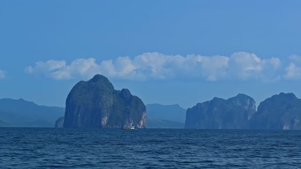 หน้าผาหินปูนคาร์สต์โผล่พ้นน้ำใกล้เกาะปาลาวันในฟิลิปปินส์