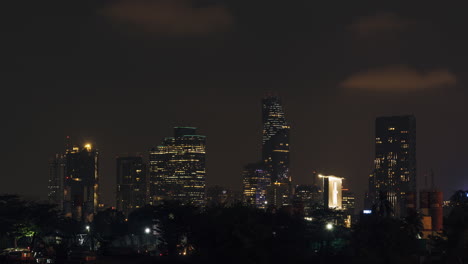 Un-Lapso-De-Tiempo-De-4k-De-La-Torre-Mahanakon-En-La-Noche