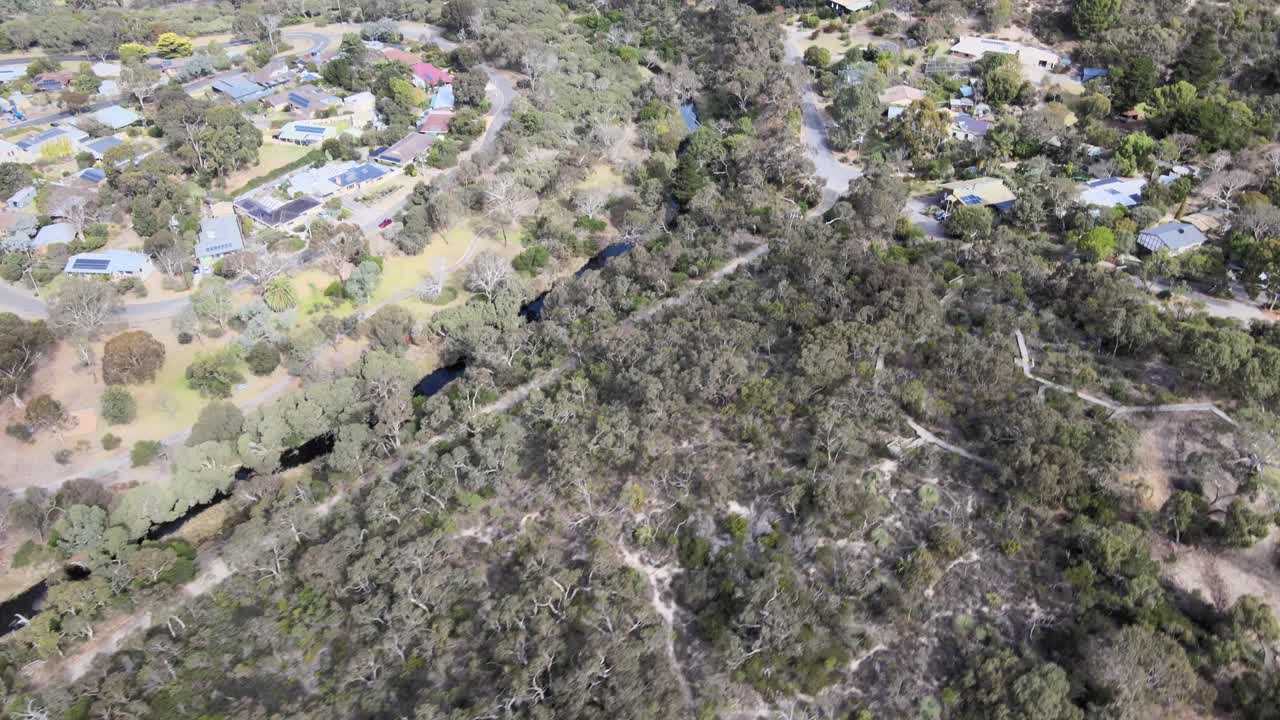 drone aéreo panorámico desde un sistema fluvial a la playa de victor harbor