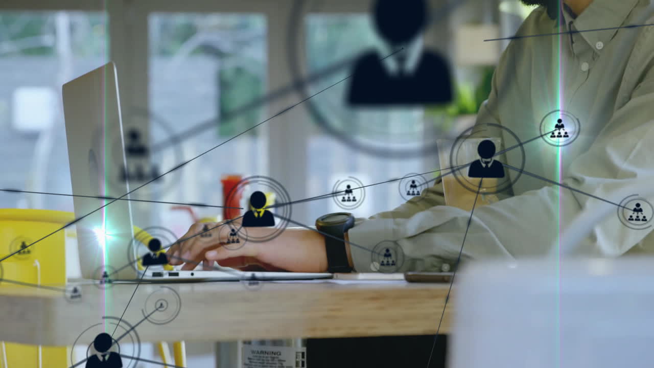 노트북에서 일하는 사람의 네트워크 연결 및 데이터 처리 애니메이션