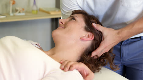 Physiotherapeut-Gibt-Einer-Patientin-Eine-Kopfmassage