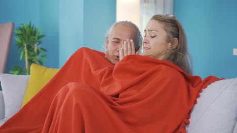 una pareja refrescándose en casa. problema de calefacción.