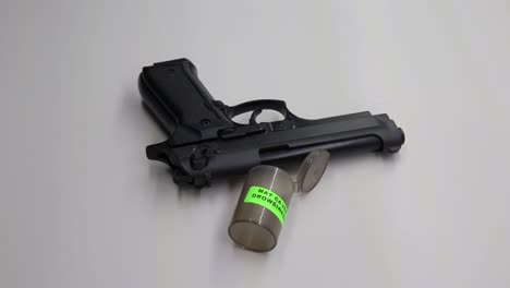 persona vertiendo pastillas para dormir en su mano y luego recogiendo un arma de fuego