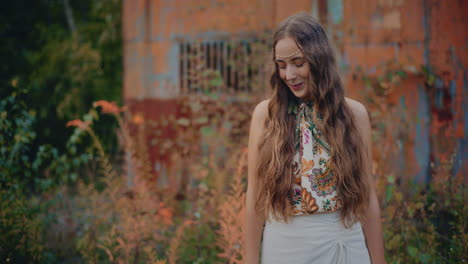 mujer boho posando al aire libre