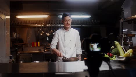 chef cocinando una comida deliciosa
