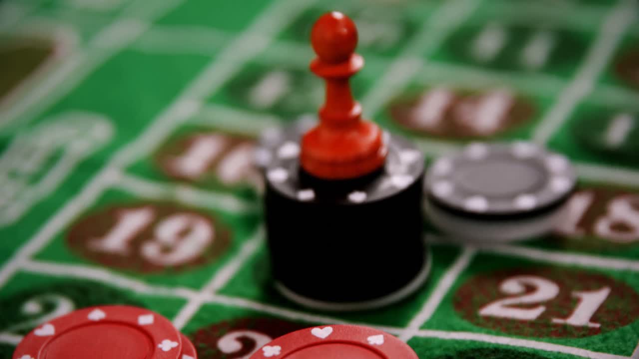 fichas de casino en la ruleta en la mesa de póquer 4k