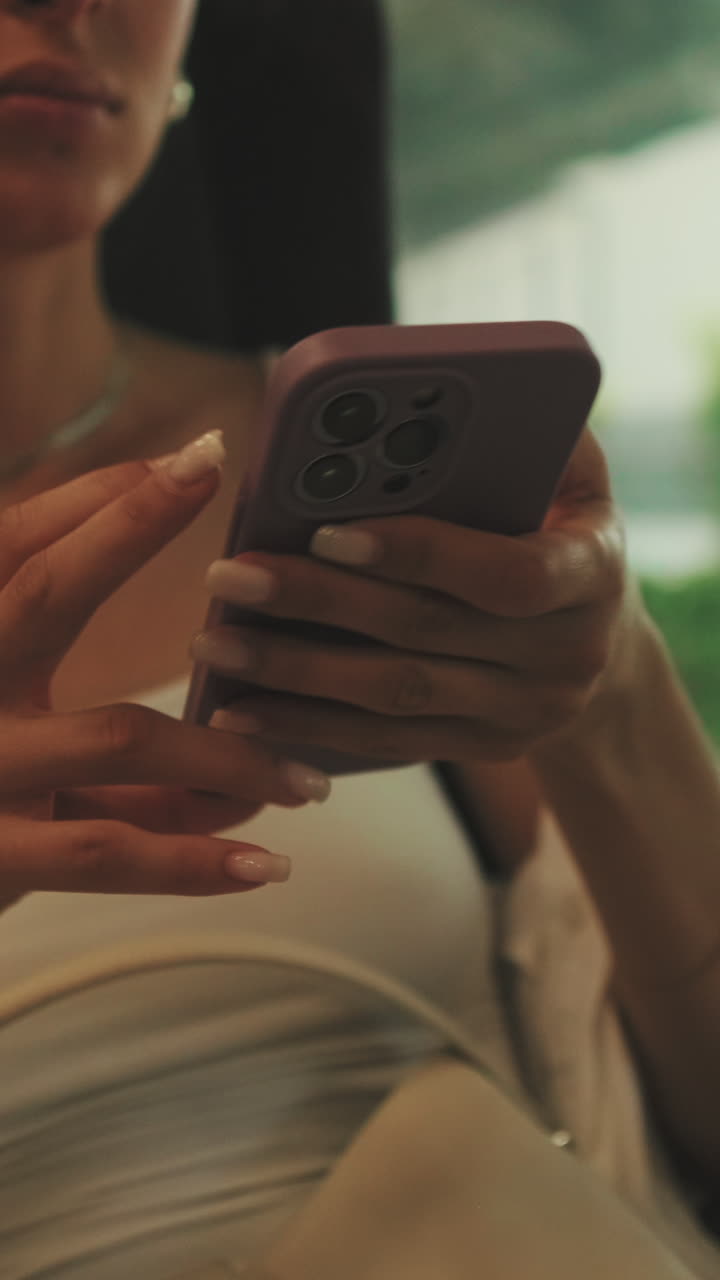 Primo piano delle mani di una donna che usa uno smartphone