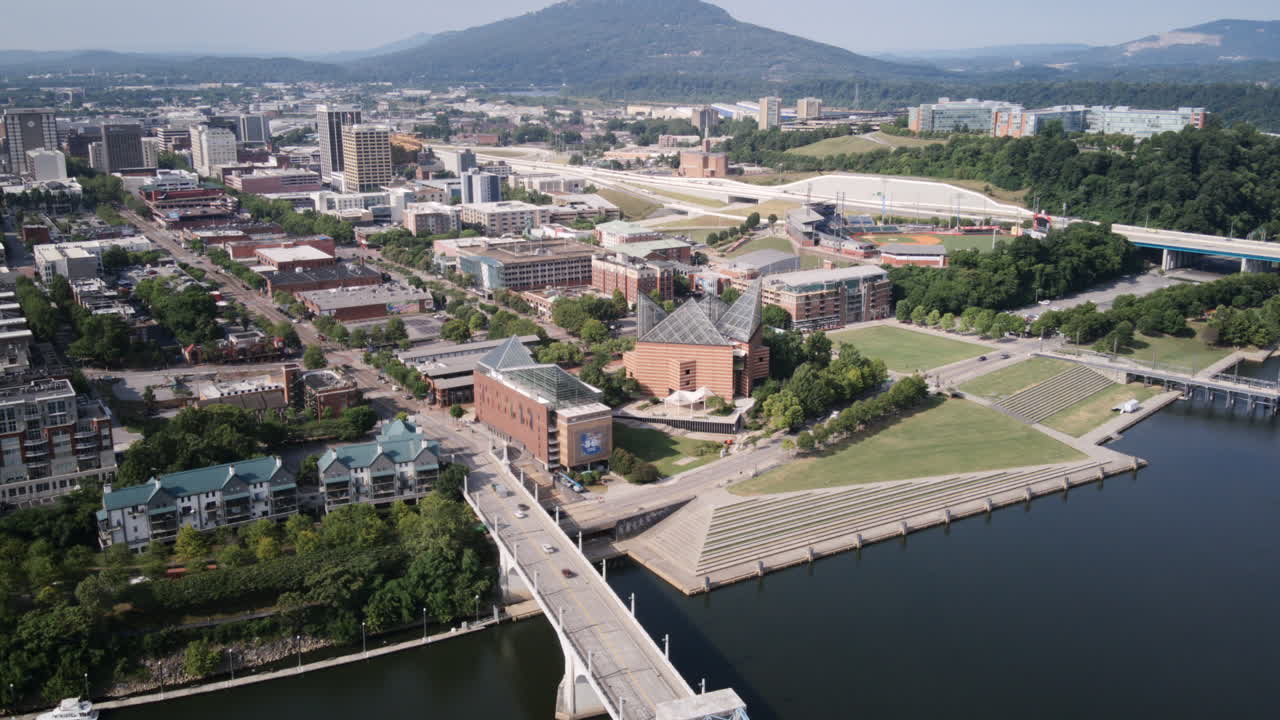 Filmato iperlapse aereo con zoom all'indietro dell'Acquario del Tennessee a Chattanooga, Tennessee.