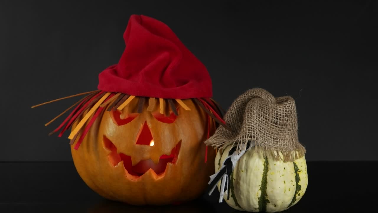 dos calabazas de halloween en los sombreros, fondo negro, vacaciones de halloween