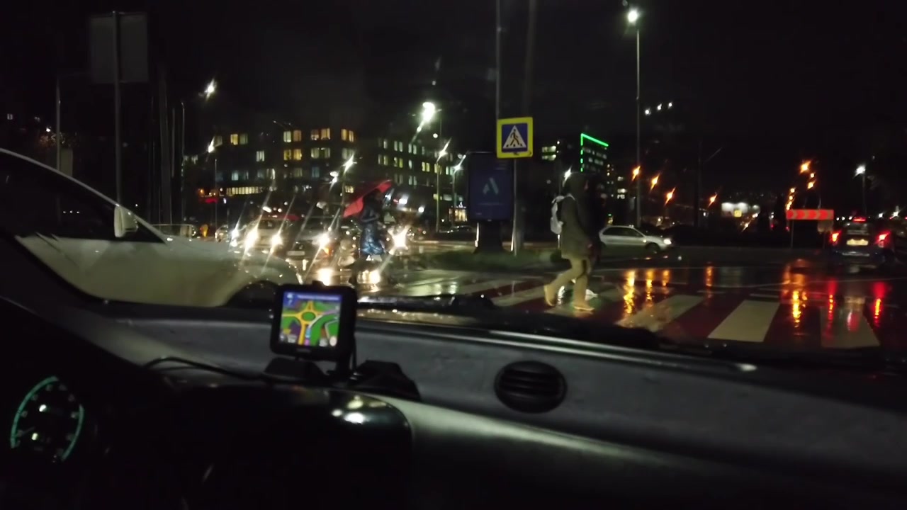 Biltrafikk i regn på byens veier