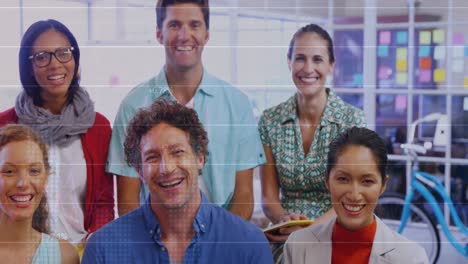 animación del procesamiento de datos financieros sobre diversas personas de negocios en la oficina
