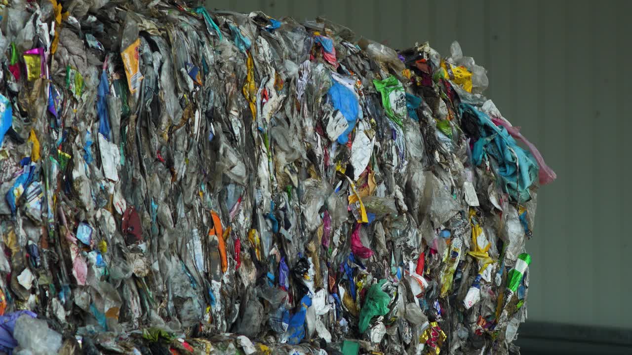 pila de diferentes tipos de grandes vertederos de basura, bolsas de plástico y vertederos llenos de basura, contaminación ambiental, toma de primer plano medio