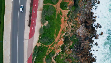 carretera aérea que se extiende a la orilla del mar olas espumosas. deslumbrante océano costa rocosa