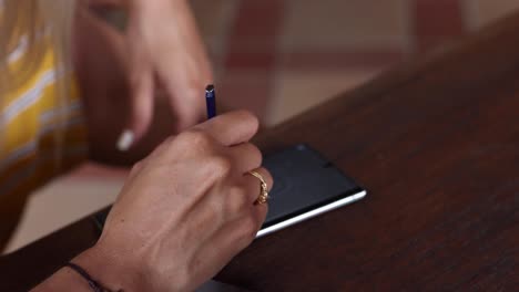 mujer usando un teléfono inteligente en la terraza